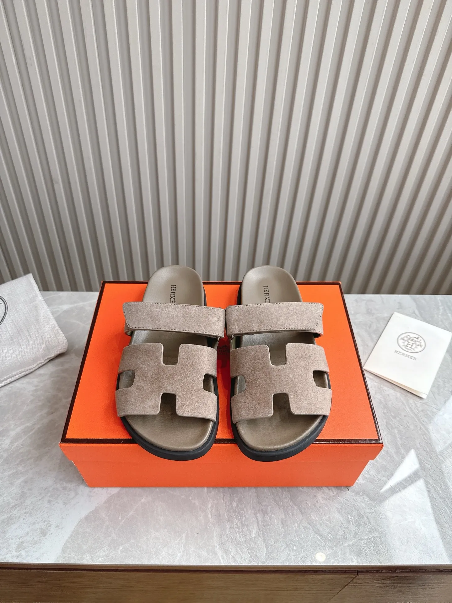 p480🐮🐮Couple model (top version) H family 2024 spring and summer new style HERMES Hermes' recently popular couple model pig nose angle sandals and slippers, paired with various colorful socks, popular. Upper: imported original deerskin (the genuine leather edging is not ordinary super migration). Lining: imported genuine leather. Outsole: Tpu non-slip and wear-resistant outsole. Size: Female 35-42 (40/42 non-returnable and non-exchangeable) Male size: 39-45 (45 non-refundable and non-exchangeable)